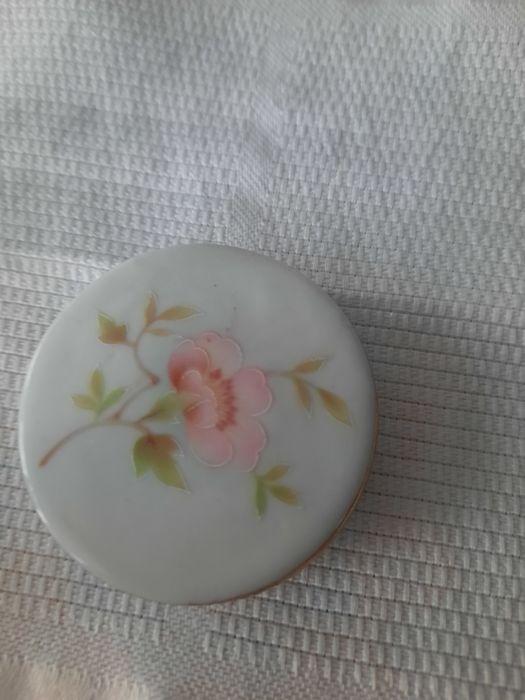 Pequena caixinha decorada a ouro de lei