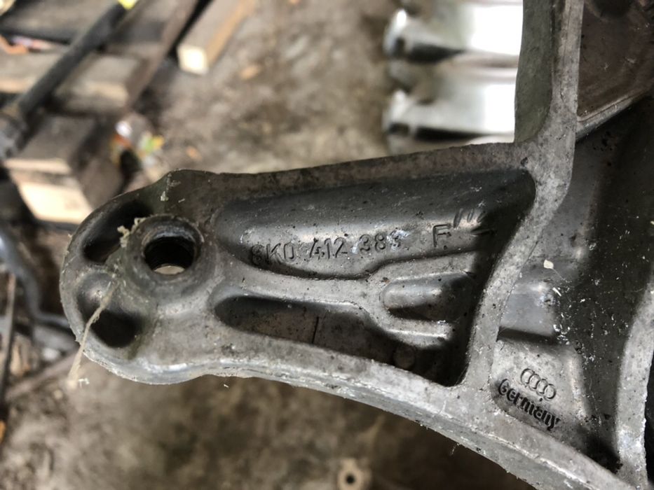 Опорний кронштейн стойки Audi Q5 A4 B8 A5 8K0412383F 8K0412384F