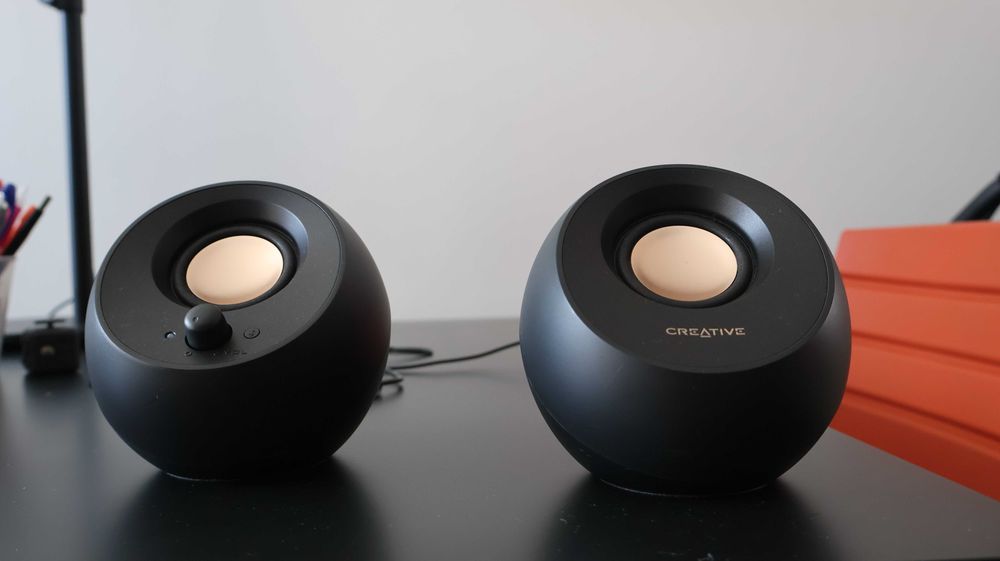 Webcam Logitech Full HD 1080p Preta + Colunas Creative Pebble 2.0