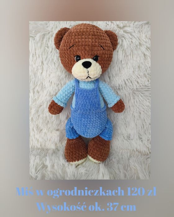 Miś w niebieskich ogrodniczkach na szydełku