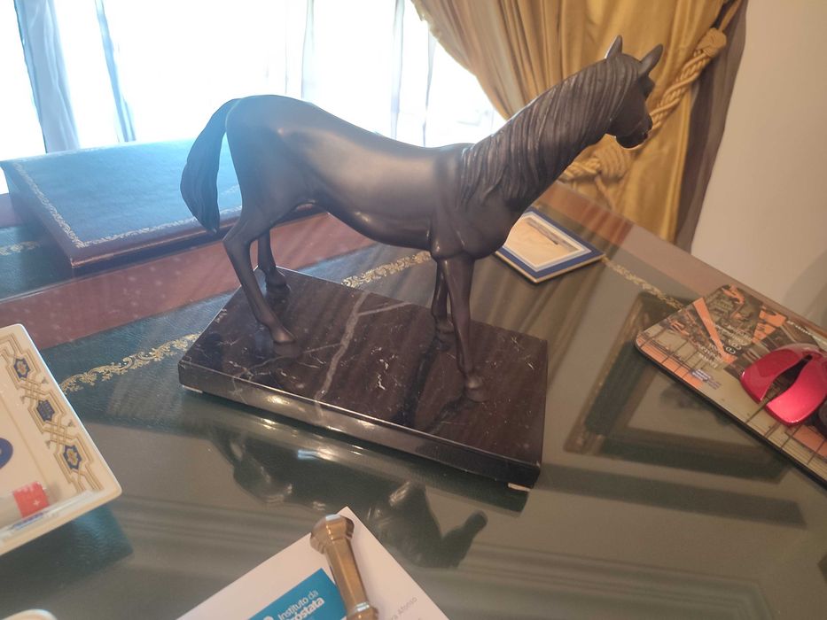 Cavalo peça de escultura base em mármore preto