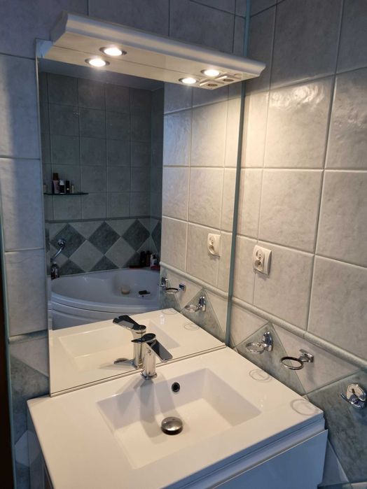 Elegancki komplet łazienkowy -szafka z umywalką i lustrem