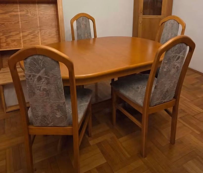 Stół z krzesłami