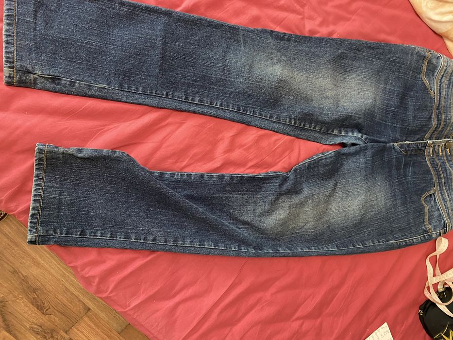 Джинсы с утяжкой и широкой талией.