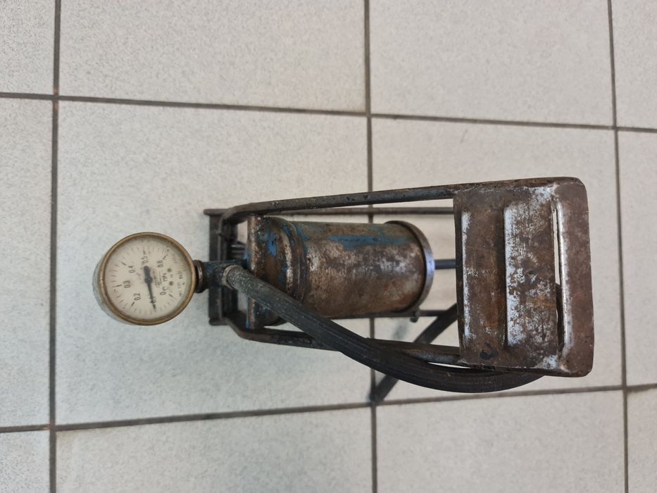 Pompka nożna z dawnych lat