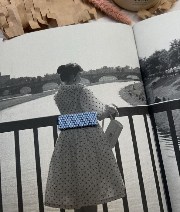 Pierścionek pleciony z koralików na nici