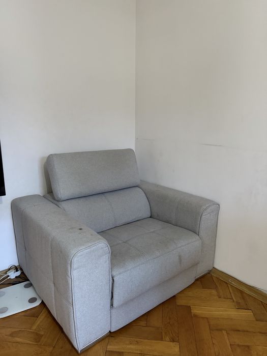 Fotel elektrycznie rozkładany z podnóżkiem – regulowane oparcie