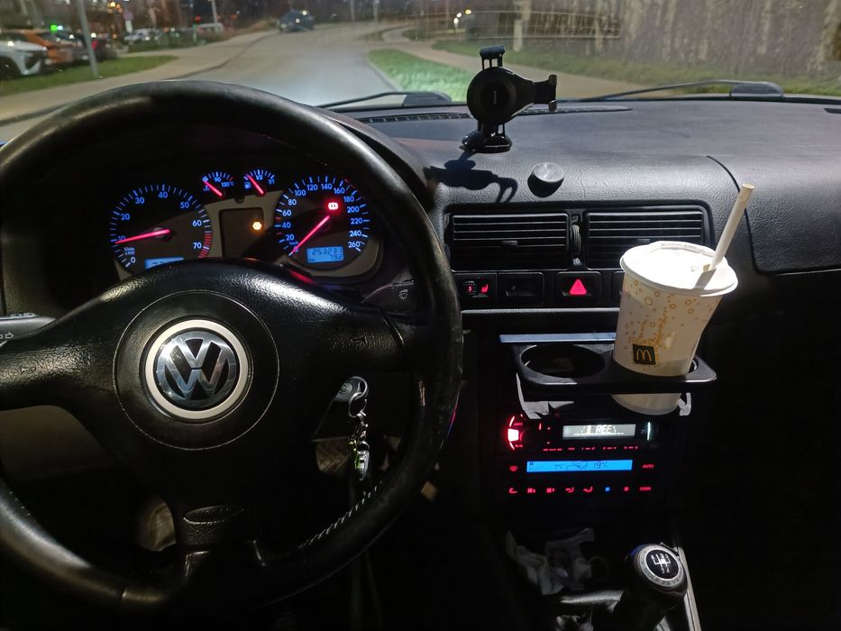 VW golf 1.6 Benzyna 1999 rok 250 Przebiegu