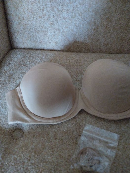Calvin Klein Абсолютно новый ,бежевого цвета ,бретели с логотипом
