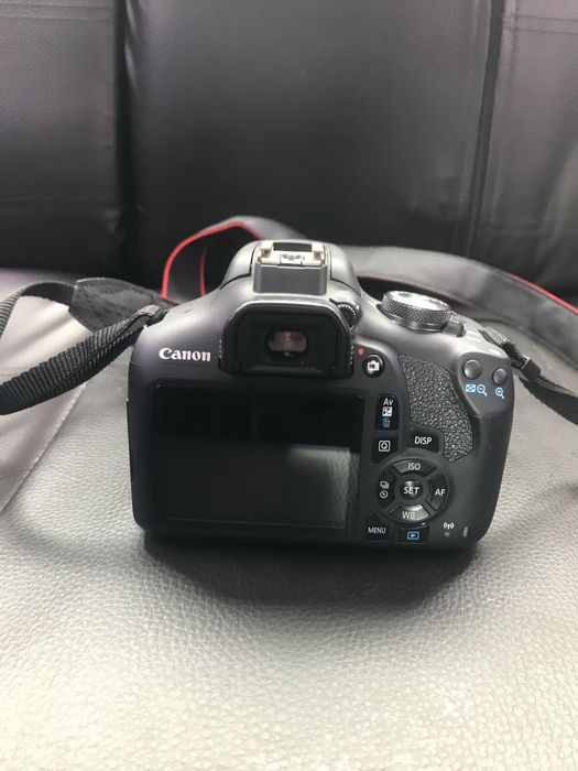 фотоапарат Canon EOS 2000D