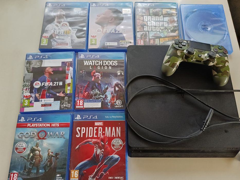 PlayStation 4 plus 8 gier