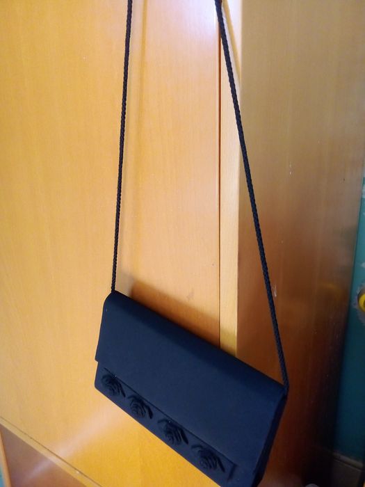 Mala preta elegante com espelho e alça de ombro