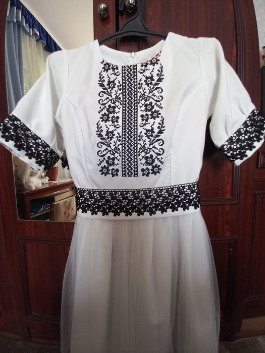 Продаю вишиту сукню. Ціна - 650 грн.