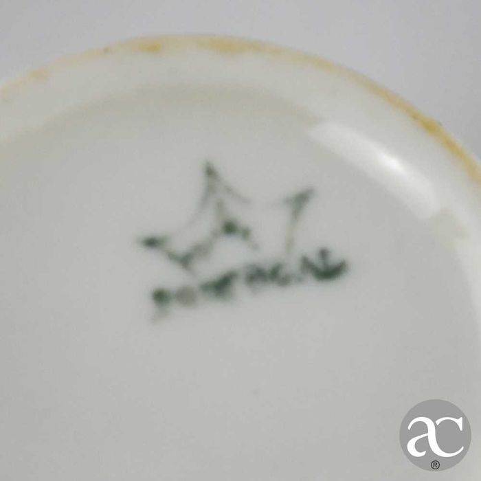 Taça e pires em porcelana Artibus, com friso a ouro