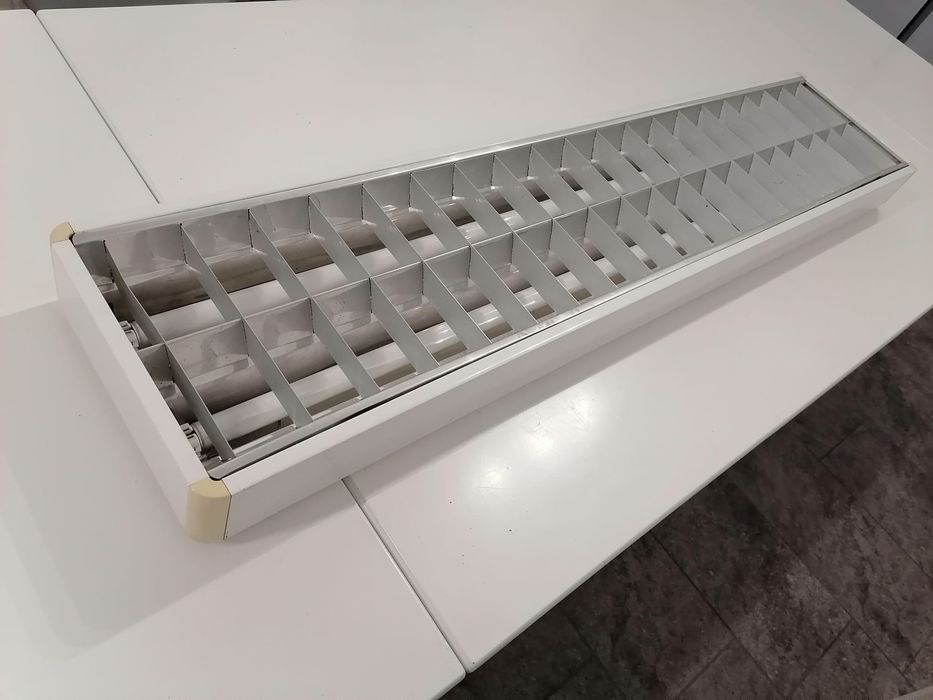 Armadura branca com 2 lâmpadas fluorescentes de 1,20 m