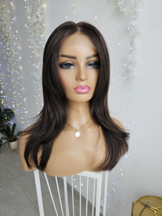 Peruka Premium Kim średnia ciemny brąz  naturalny efekt