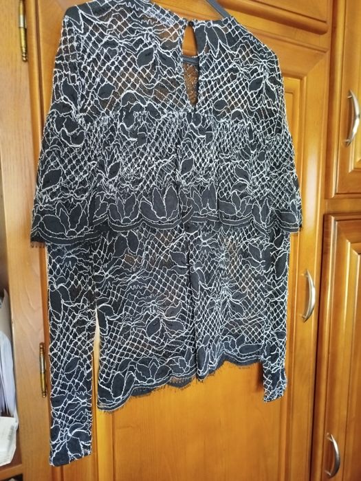 Baixei o preço - Blusa em renda preta e branca
