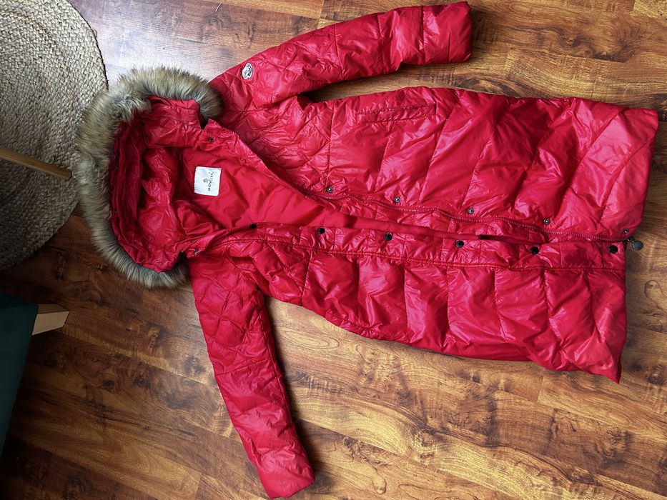 Czerwony puchowy plaszcz Moncler
