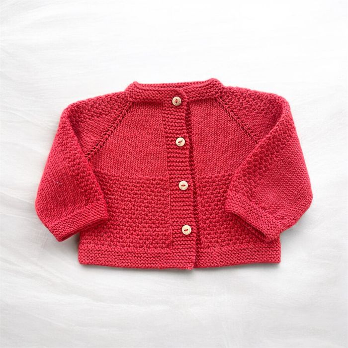 Casaquinho Bebé de tricot feito à mão