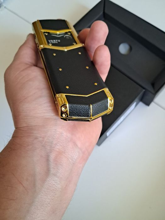 Новый мобильный телефон VERTU Signature v10