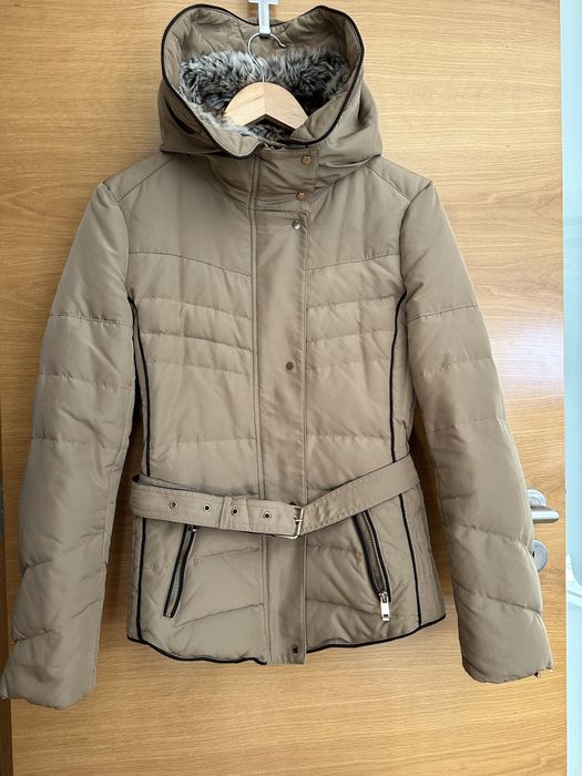 Casaco impermeável de penas com capuz