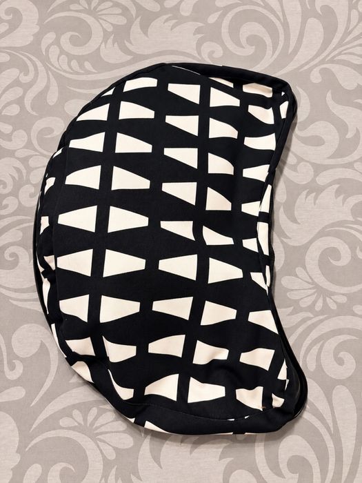 Base/almofada de apoio para portátil IKEA – preta e branca