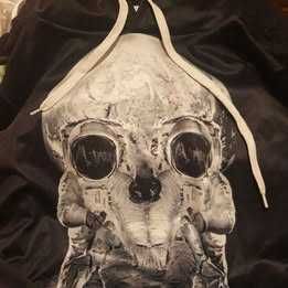 Sweat preta com capuz tecido acetinado, NOVA