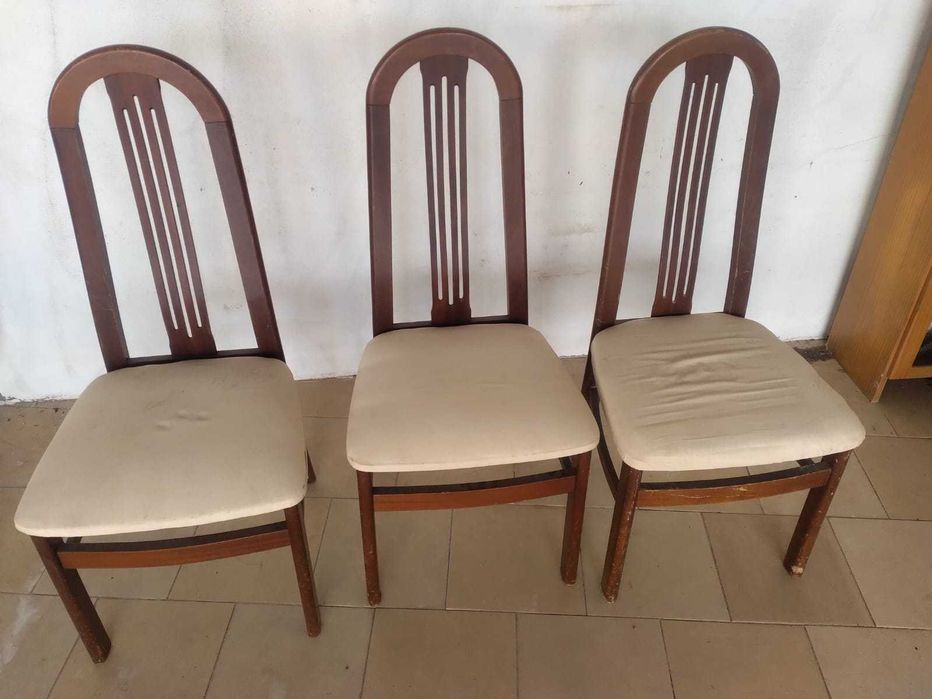 3 cadeiras de madeira com assento em tecido beje