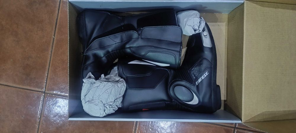 Fato Denise e botas Denise