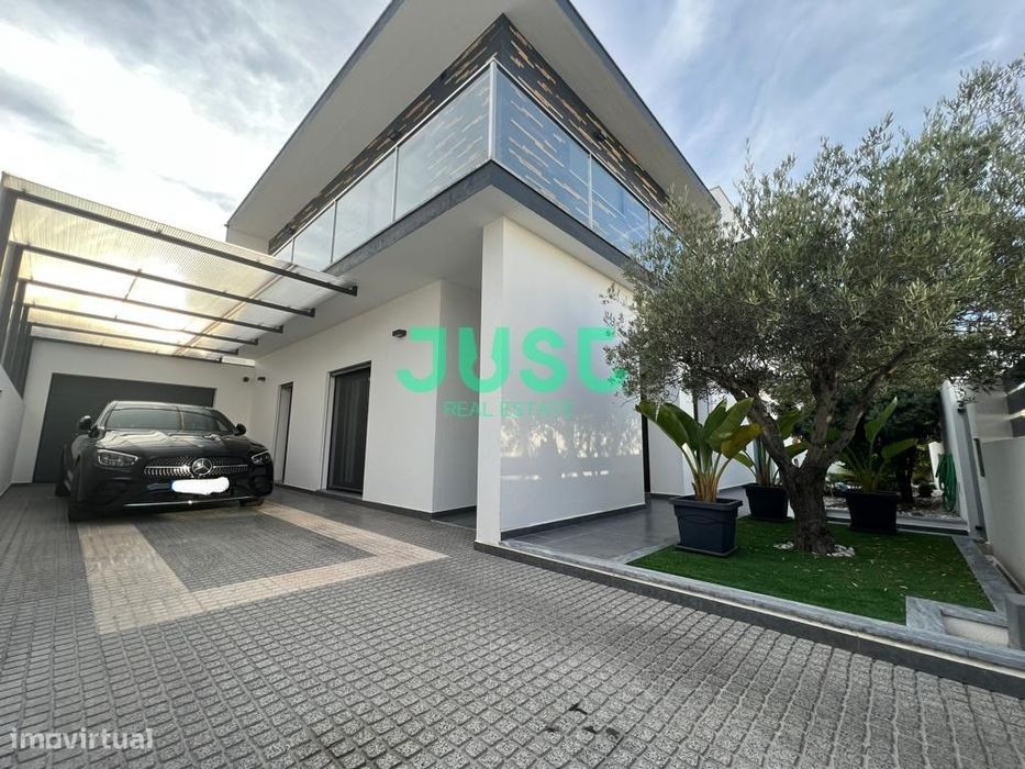 Moradia isolada T5 e garagem na Quinta de Santa Maria