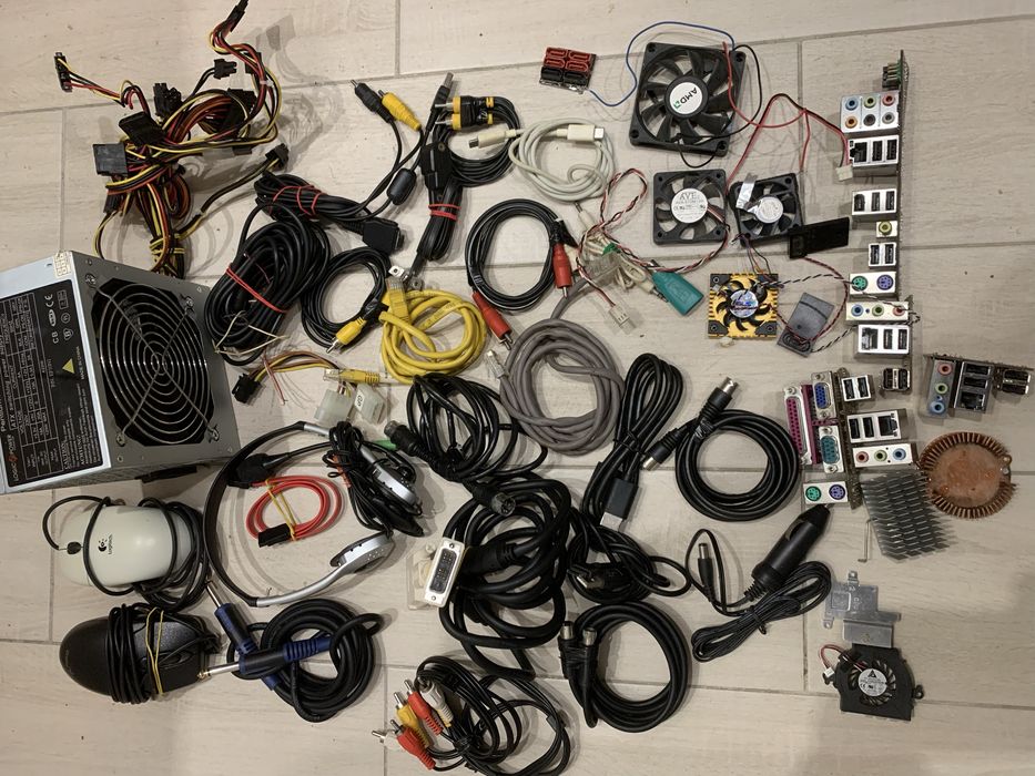 Компьютерні плати та другі комплектующі.