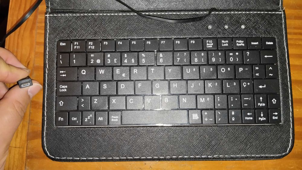 Teclado para Tablet 7” com suporte - Seminovo