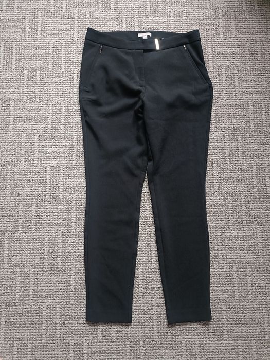 Czarne eleganckie spodnie z ozdobnym zapięciem