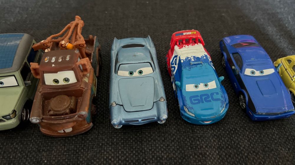 Auta Cars Mattel plus dodatki