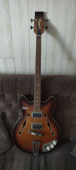 Gitara basowa defil
