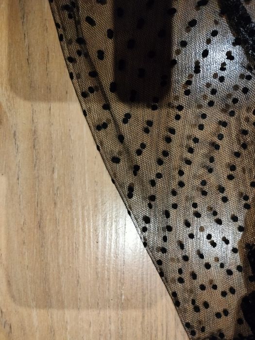 Sukienka z przezroczystymi rekawkami