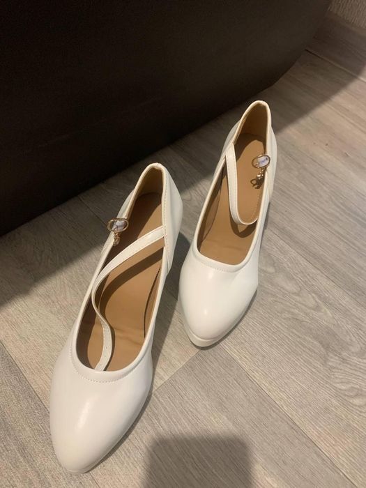 Продам свадебное платье и туфли.