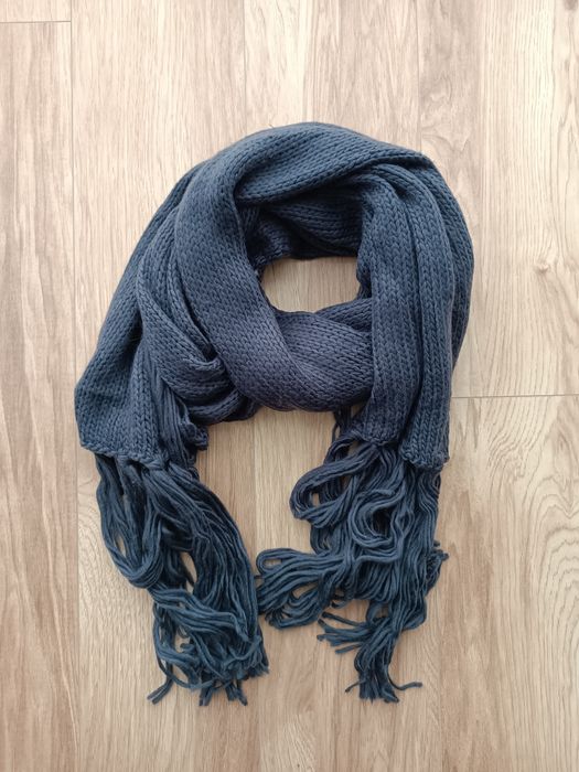 Długi ciepły damski granatowy szal z frędzlami 2,5 m 250 cm