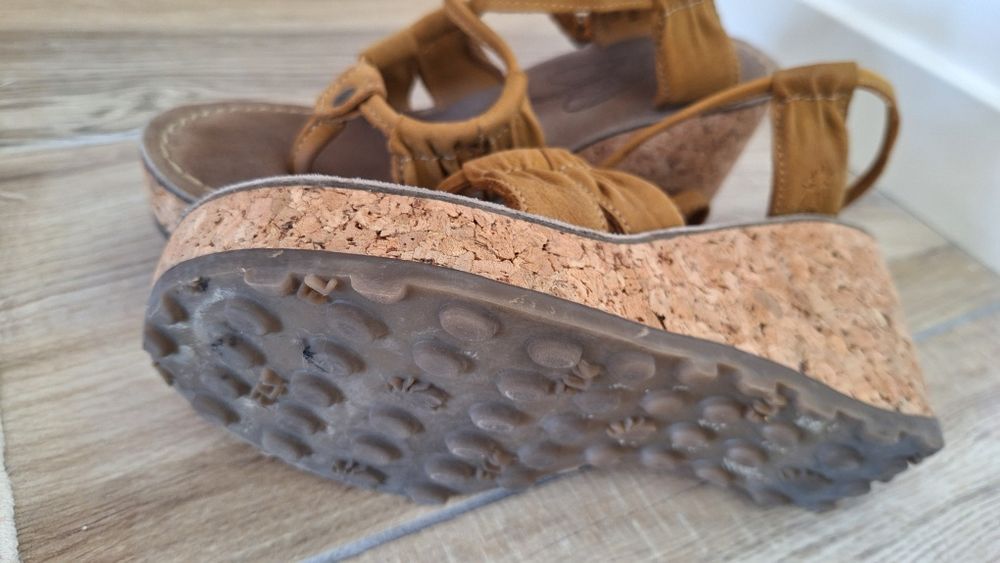 Sandálias Fly London pele caramelo salto cunha cortiça novas 38