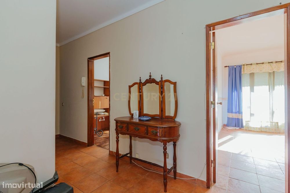 Apartamento T3 com 113m² e varanda localizado no Centro da cidade do C