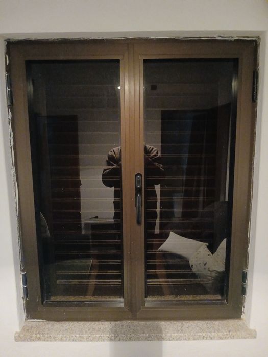 Janela em alumínio castanho