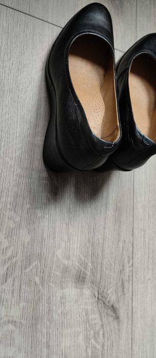 Buty czarne na koturnie