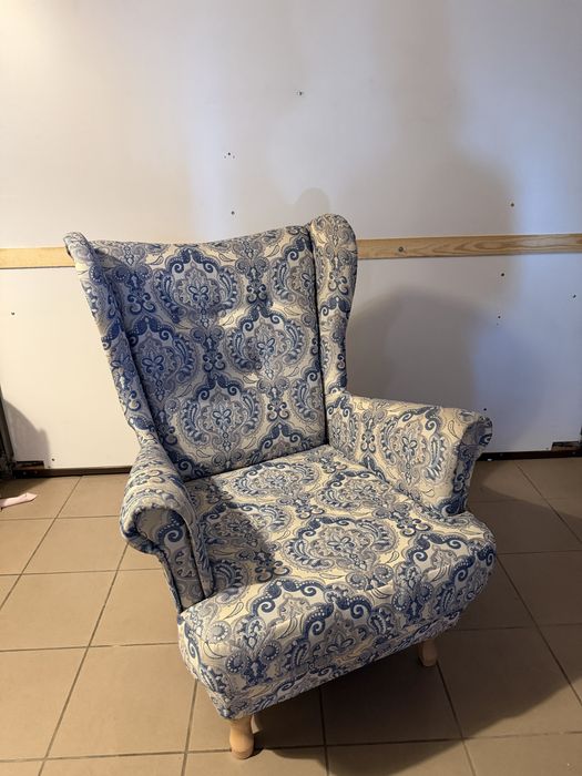 duży fotel we wzory niebieskie