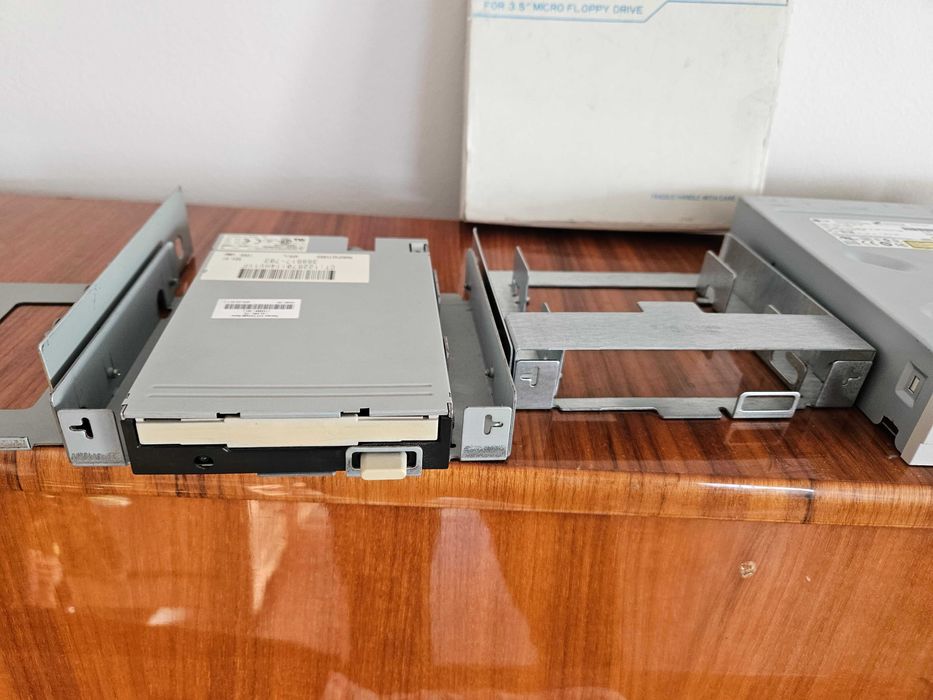 kieszenie floppy, kieszeń na dysk wysuwana, nagrywarka