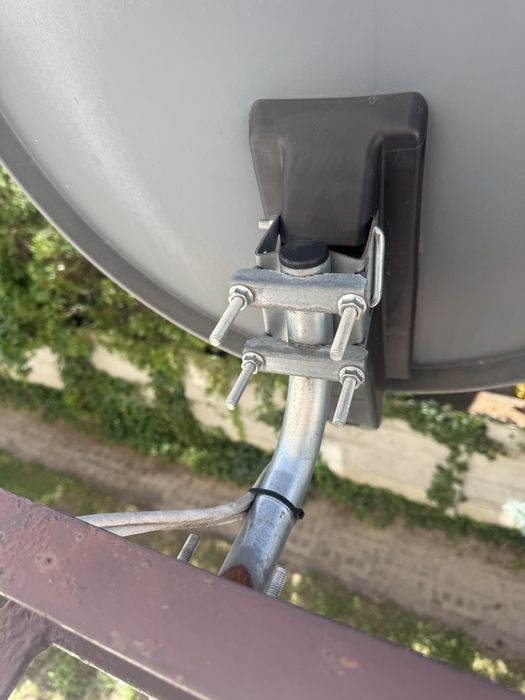 Antena satelitarna z uchwytem i konwerterem – komplet
