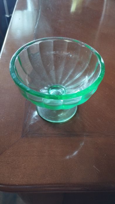 Szklane pucharki w odcieni zieleni
