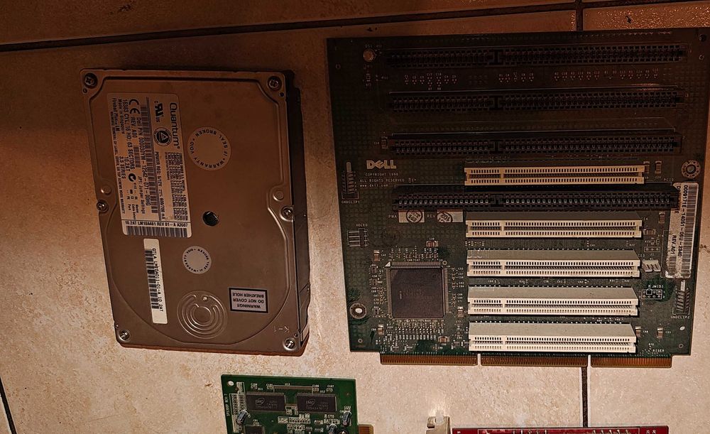 Podzespoły od starego PC Pentium III dysk Quantum płyta glówna ram