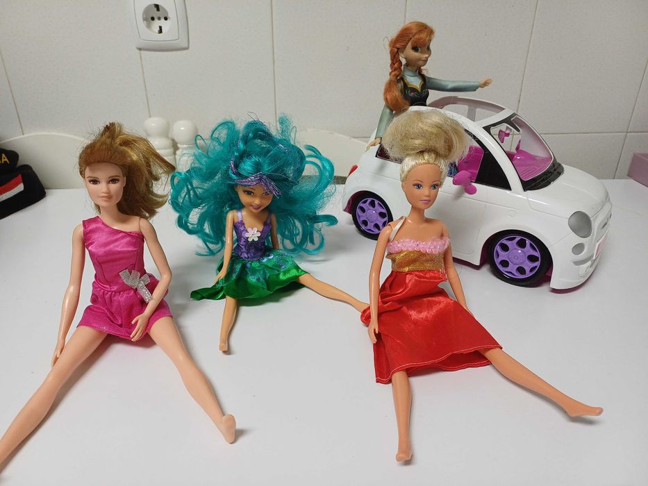 Carro Fiat 500 com 3 Barbies e a Ana do filme Frozen