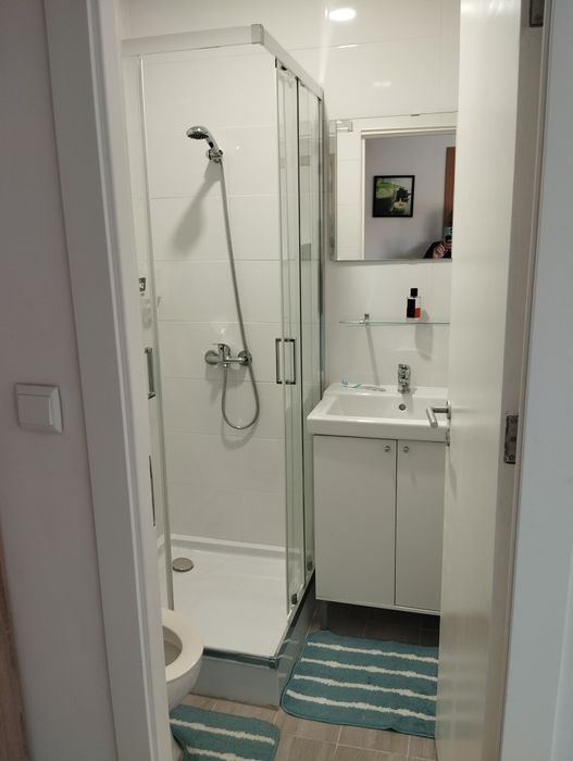 Alugo quarto , com acesso independente.