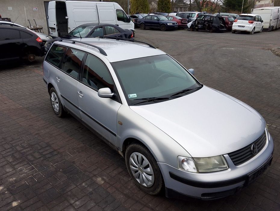Volkswagen Passat B5 (97-00r.) 1.8 B 125KM. Silnik ADR/APT/ARG Skrzynia DHZ lakier NLB7Z.Cały na części. GWARANCJA !!!  Przód Tył Zestaw Komplet Drzwi Klapa Zderzak Błotnik Maska Grill Atrapa Szyba Pas Lampa Lusterko Boczki Fotel Kanapa Kokpit Deska Rozdz